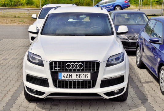 White Audi Q7