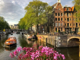 Deurstickers Rondvaartboot langs een gracht in Amsterdam © Steve