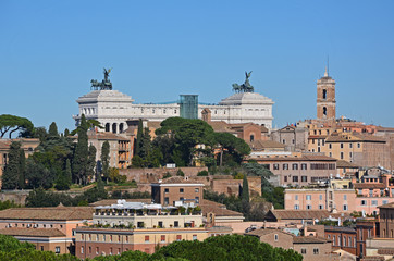 Fototapeta na wymiar Blick vom Aventin über Rom zum Monumento Nazionale Vittorio Emanuele II