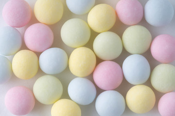 パステルカラーのカラフルな丸いサプリメント