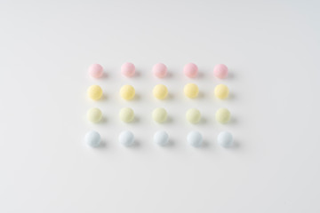 パステルカラーのカラフルな丸いサプリメント