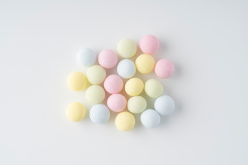 パステルカラーのカラフルな丸いサプリメント