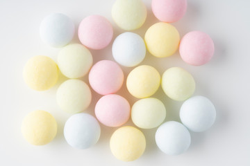 パステルカラーのカラフルな丸いサプリメント