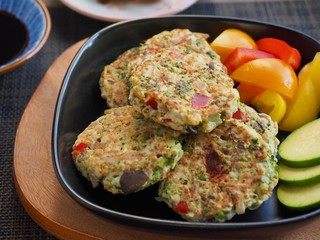 한국의 음식 동그랑땡,  미트볼과 간장과 김치 