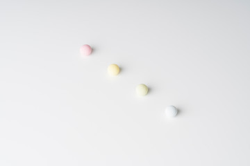 一列に並ぶカラフルなサプリメント