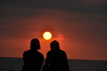 Fototapeta na wymiar Tropical Sunset Palm Tree & Couple in Silhouette