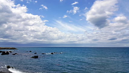 제주도 푸른 바다와 하얀 구름 그리고 파도