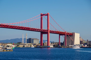 Fototapeta premium 海岸沿いの遊歩道から見る若戸大橋