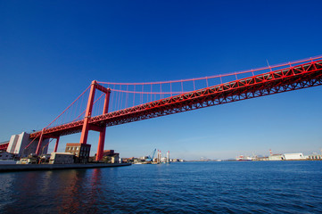 Fototapeta na wymiar 海岸沿いの遊歩道から見る若戸大橋