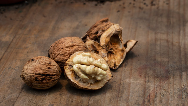 Pu&ntilde;ado de nueces de castilla