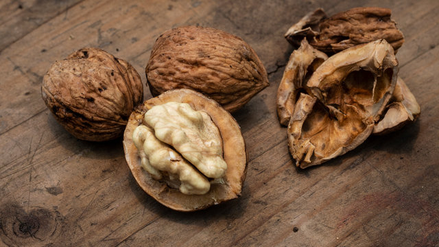 Pu&ntilde;ado de nueces de castilla 