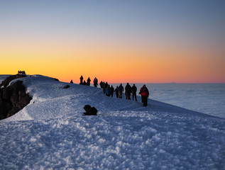 wandelaars op de bergkam beklimmen de kilimanjaro, de hoogste piek van afrika.