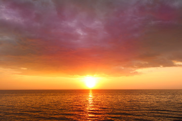 Obraz na płótnie Canvas dramatic beautiful sunset over the sea