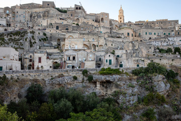 Fototapeta premium Widok na Sassi di Matera, historyczną dzielnicę miasta Matera, znaną ze swoich starożytnych mieszkań w jaskiniach. Basilicata. Włochy