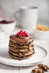 Pile de pancakes pâte à tartiner chocolat