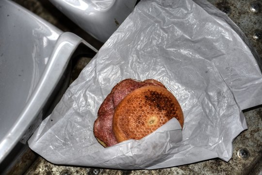 Semmel, Wurstsemmel, Wurst, Br&ouml;tchen, Strippe, Dauerwurst, Salami, K&auml;sewurst, K&auml;swurst, Jause, Brotzeit, vergessen, liegen gelassen, Papier, Packpapier, Folie, Jause, Brotzeit, Semmerl, Stadion, Sesse