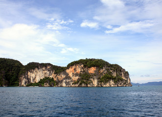 Fototapeta na wymiar island in the sea, next to krabi-thailand