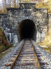 Fototapeta na wymiar stary tunel kolejowy w Sudetach