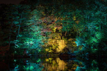 秋の紅葉と滝と池