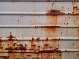 Rusty iron walls, patterned horizontally