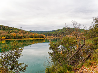 Paysage provençal. Couleurs et reflets d'automne sur le lac de Suzanne ou lac de Carcès dans le Var