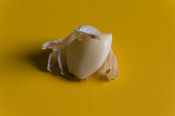 Garlic with flaky skin