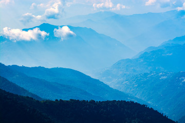 Bergen in blauwe toon met wolken, reizen in India, Himalaya-gebergte, landschapsbeeld