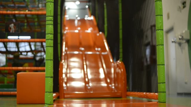 video GAUSSIAN de ni&ntilde;os en parque infantil