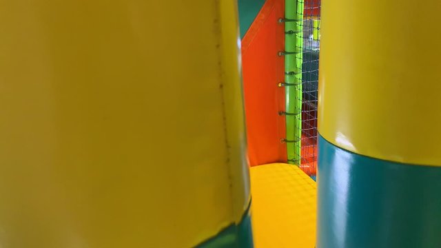 Parque infantil con obst&aacute;culos