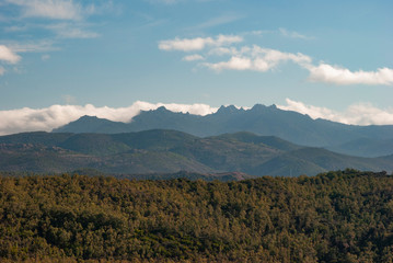 Panorama dal Monte Tratzalis, sullo sfondo le cime dei Sette Fratelli