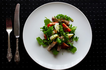 salad of arugula and tomato, tuna, eggs