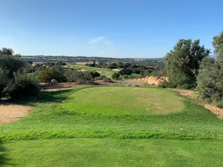 Obraz premium raised view of golf fairway from tee box