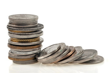 Pièces de monnaie en gros plan sur fond blanc