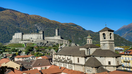 Fototapeta na wymiar Eglise de Santi Pietro et château de Castelgrande à Bellinzona, Tessin, Suisse