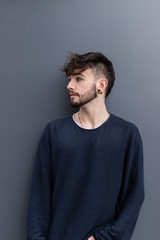 Chico joven sobre fondo negro png. Chico con barba de perfil. chico joven con camisa negra png.