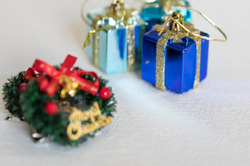 クリスマスリースとプレゼントボックス