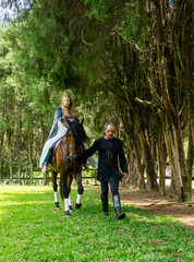 Obraz premium Cavaleiro Medieval cavalgando pelo campo
