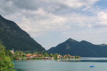 Fototapeta premium Blick auf See und Ort Walchensee