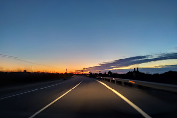 atardecer en la carretera