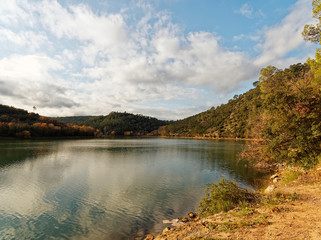 Obraz premium Paysage automnal de la Provence verte. Vue sur le charmant lac Sainte Suzanne ou lac de Carcès dans le Var en région Provence-Alpes-Côte d'Azur
