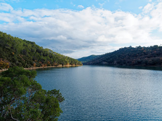 Paysage automnal de la Provence verte. Vue sur le charmant lac Sainte Suzanne ou lac de Carc&egrave;s dans le Var en r&eacute;gion Provence-Alpes-C&ocirc;te d'Azur