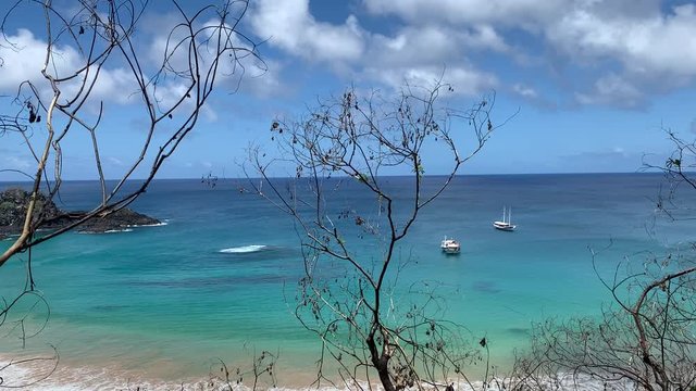 Video of Sancho beach, considered the most beautiful in Brazil, from the panoramic view observes the tone of the water, is stunning, impossible not to be enchanted by the surroundings. Many boats