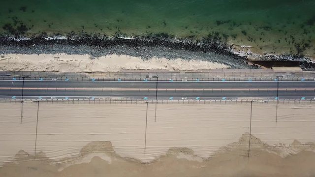 砂州を走る真っ直ぐな道路 海岸に打ち寄せる波 空撮 下方向にトラック 真俯瞰 海の中道海岸_v50_00579(DJI_0052_4_MOV)