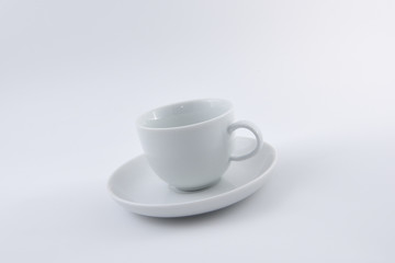 eine tasse espresso auf weissem hintergrund