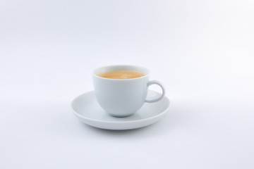 eine tasse espresso auf weissem hintergrund