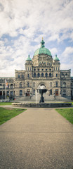 Fototapeta na wymiar fountain in front of British Columbia parliament 