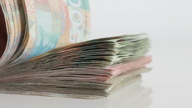 Checking total sum of Serbian dinar banknotes in a wad 4K video