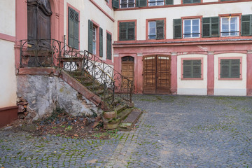 Altes renovierungsbedürftiges Gebäude in Rüdesheim am Rhein/Deutschland