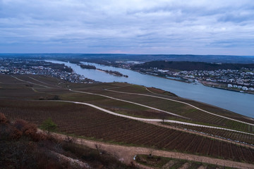 Blick auf den Rhein bei Rüdesheim/Deutschland am Abend im Winter