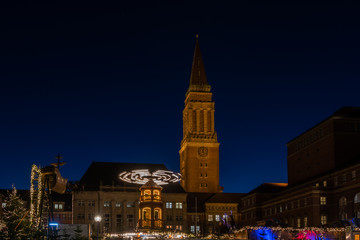 Fototapeta na wymiar Kieler Weihnachtsmarkt in abendlicher Festtagsstimmung auf dem Rathausplatz in der Innenstadt
